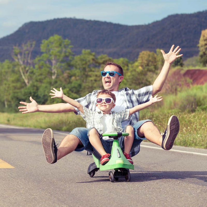 Padre e hijo feliz en ambiente natural